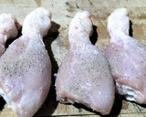 Foto del paso 2 de la receta: Muslos de pollo estofados con almendras, arándanos y pasas
