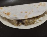 Foto del paso 6 de la receta: Tortilla🍆🧀 rellena🌯 de berenjena tatemada, cebolla🌰, queso🍐 y pera🥙🫓🧀