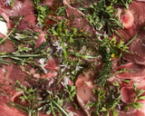 Foto del paso 2 de la receta: Carne en adobo de hierbas, al carbón de leña de algarrobo