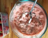 Foto del paso 2 de la receta: Helado de frutilla a la crema
