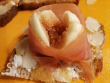 Bruschette con fichi nel turbante di crudo  e  con pesche su letto di burrata e Bresaola