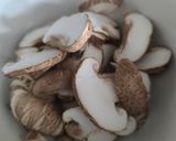 Gambar langkah 1 resipi Ayam stim bersama cendawan shiitake Dan shimeji.