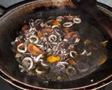 Foto langkah ke 6 dari resep Cumi Kuah Hitam.