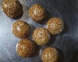 A picture of step 4 of Sesame Peanuts ladoo.