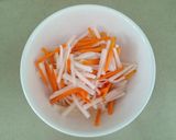 Hình bước làm 1 của món KOHAKU NAMASU - Salad củ cả & cà rốt - Đồ chua kiểu Nhật