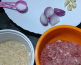 A picture of step 1 of Steamed Mutton rice flowers.