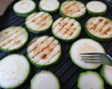 Foto del paso 2 de la receta: Ensalada de calabacitas asadas
