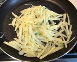 A picture of step 3 of Pan-fried potato shreds with Korean chilli paste.
