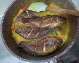 Foto langkah ke 9 dari resep Ikan Acar Bumbu Kuning.