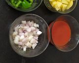 આલુ કેપ્સીકમ સબ્જી (Aloo Capsicum Sabji Recipe In Gujarati) રેસીપી સ્ટેપ1ફોટો