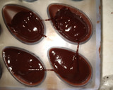 Foto del paso 10 de la receta: Bombones de chocolate rellenos de ganache de café
