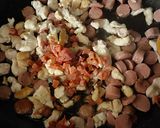 Foto del paso 2 de la receta: Berenjenas rellenas de pollo, jamón y salchichas al horno