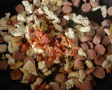 Foto del paso 2 de la receta: Berenjenas rellenas de pollo, jamón y salchichas al horno