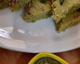 A picture of step 3 of Palak Dhokla with chutney.