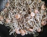 Foto del paso 2 de la receta: Huevos fritos con gulas y gambas