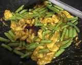 รูปขั้นตอนการทำที่ 2 ของ “ผัดพริกแกงใต้อกไก่ใส่ถั่ว”