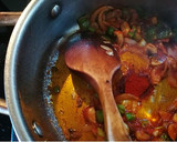 Foto del paso 2 de la receta: Potaje de repollo con champiñones y espárragos trigueros