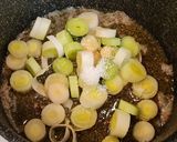 Foto del paso 3 de la receta: Filetes de ternera en salsa de hongos y patata