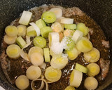 Foto del paso 3 de la receta: Filetes de ternera en salsa de hongos y patata
