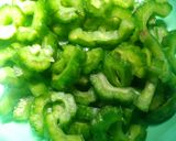 Foto langkah ke 1 dari resep Tumis pare sosis.