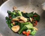 รูปขั้นตอนการทำที่ 3 ของ ผัดคะน้าหมูกรอบไข่ดาวราดข้าว
