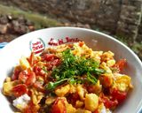 Foto langkah ke 7 dari resep Tumis Telur Tomat Simpel.