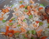 Foto del paso 4 de la receta: Empanada de hojaldre de salmón fresco y gambas