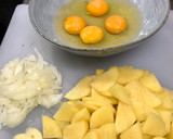Foto del paso 1 de la receta: Tortilla de patatas con cebolla y ajo confitado 😋