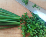 Foto del paso 1 de la receta: Ensalada de salmón ahumado con salsa kéfir de cebollino