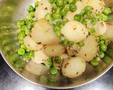 A picture of step 5 of Dum Aloo.
