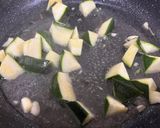 👩🏻‍🍳櫛瓜炒香菇的食譜步驟2照片
