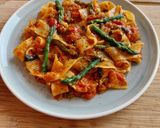 Foto del paso 6 de la receta: Pappardelle con salsa de tomate y espárragos