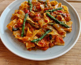 Foto del paso 6 de la receta: Pappardelle con salsa de tomate y espárragos