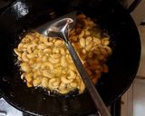 Foto langkah ke 2 dari resep Kacang mede goreng gurih.