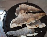 Foto del paso 4 de la receta: Merluza con un salteado de patata, ajo, zanahoria y champiñones