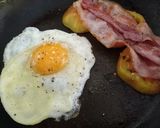 Foto del paso 2 de la receta: Bagel con tocino, huevo y jitomate asado