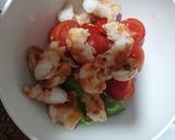 Foto del paso 3 de la receta: Aguacates rellenos de gambas y cherrys