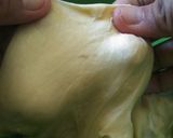 Foto langkah ke 5 dari resep Donat Gula Warna Warni Empuk Puk Puk.