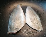 Foto del paso 5 de la receta: Filetes de lubina mar y montaña