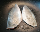 Foto del paso 5 de la receta: Filetes de lubina mar y montaña