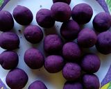 Foto langkah ke 5 dari resep Bola ubi ungu isi coklat.