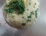 A picture of step 5 of Rava upma.
