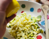 Foto del paso 3 de la receta: Ensalada Donuts de salmón 🥯 🍣 🧅 🍏 🥑 🌾 🍃