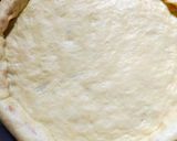 Foto langkah ke 3 dari resep Pizza sosis keju mozzarella dengan roti yang empuk.