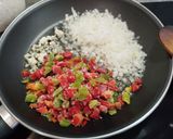 Foto del paso 3 de la receta: Falsas migas de cuscús con verdura su chorizo y brochetas de langostinos con piña