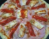 Foto del paso 5 de la receta: Para compartir en casa, pizza con jamón y morrón - súper cargada doble queso