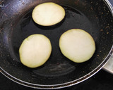 Foto del paso 4 de la receta: Bocadillo de berenjena y tomate con miel y vinagreta de mostaza