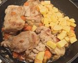 Foto del paso 3 de la receta: Pollo en salsa con patatas fritas y zanahorias rápido de hacer