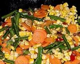 Foto langkah ke 2 dari resep Tumis Sayur Saos Tiram.