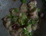 Foto langkah ke 1 dari resep (24). Topping Pizza simpel.